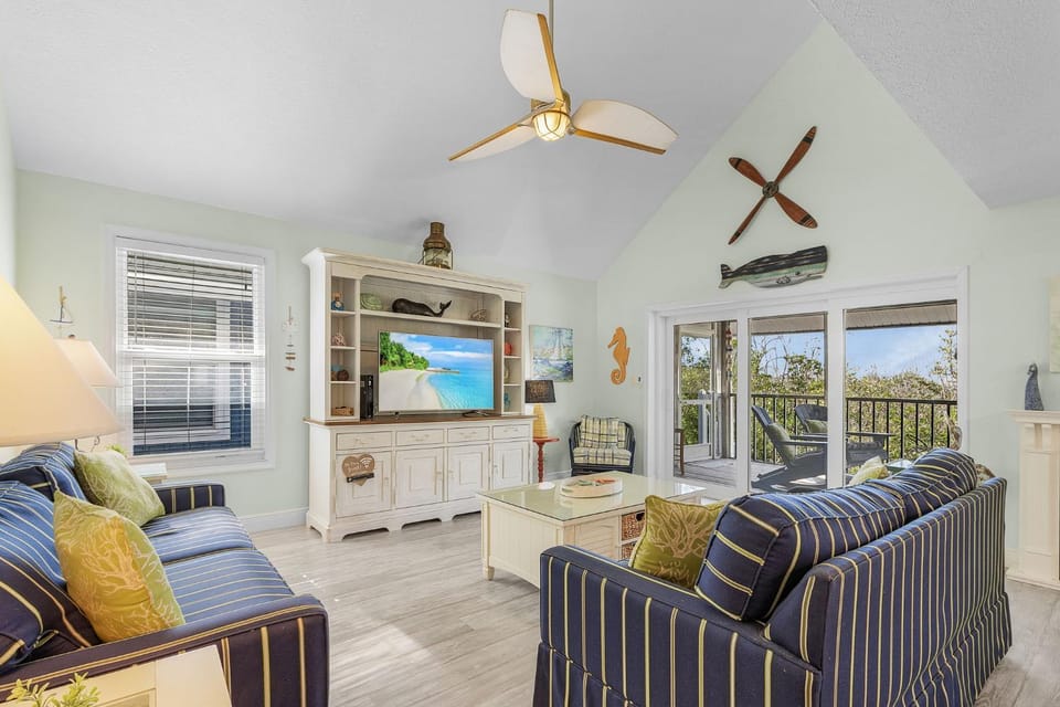 Close to Beach, Secluded Pier with Partial Bay Views - Blue Bayou B - Roelens House in Estero Island