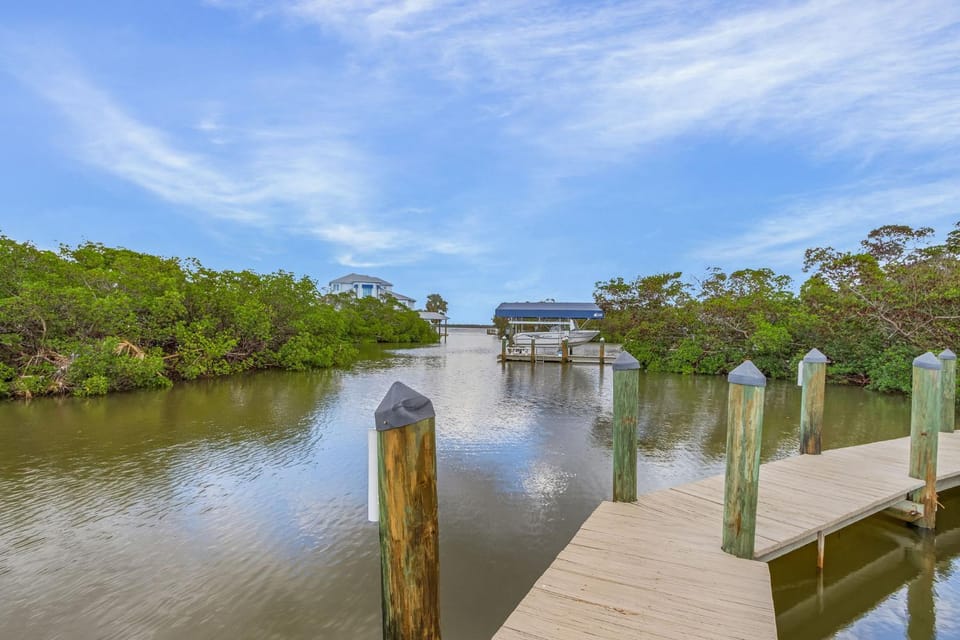 Close to Beach, Secluded Pier with Partial Bay Views - Blue Bayou B - Roelens House in Estero Island