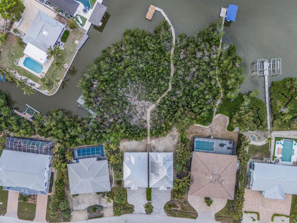 Close to Beach, Secluded Pier with Partial Bay Views - Blue Bayou B - Roelens House in Estero Island