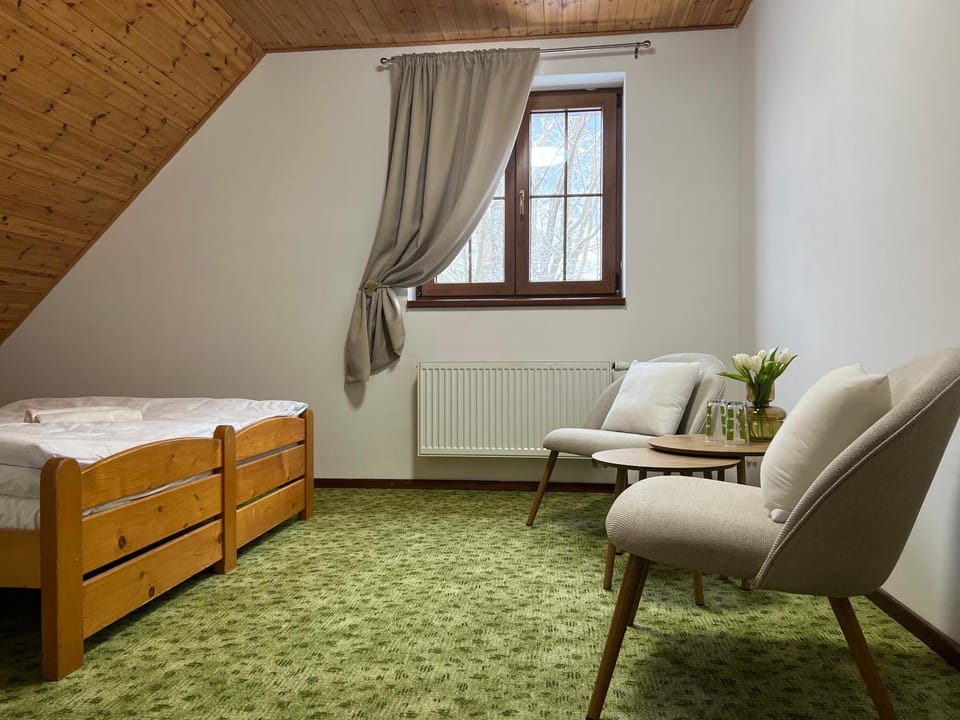 Bed, Photo of the whole room, Seating area