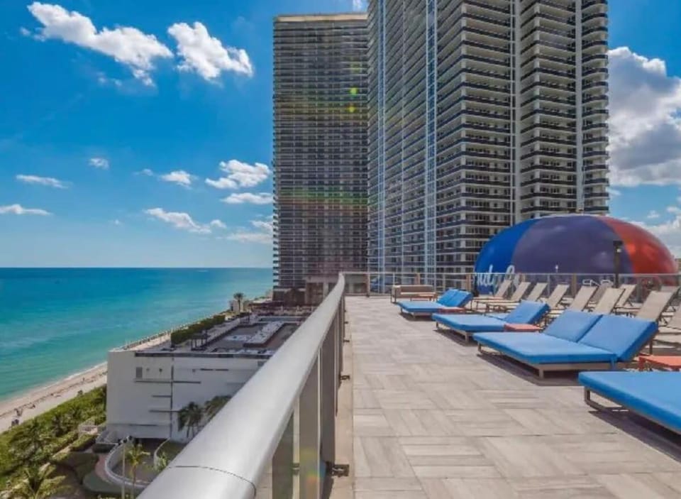 Cozy Apartment with Balcony Apartment in Hollywood Beach