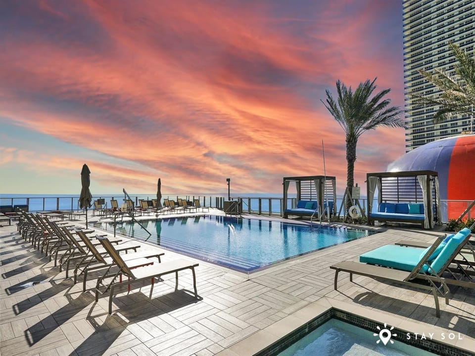 Cozy Apartment with Balcony Apartment in Hollywood Beach