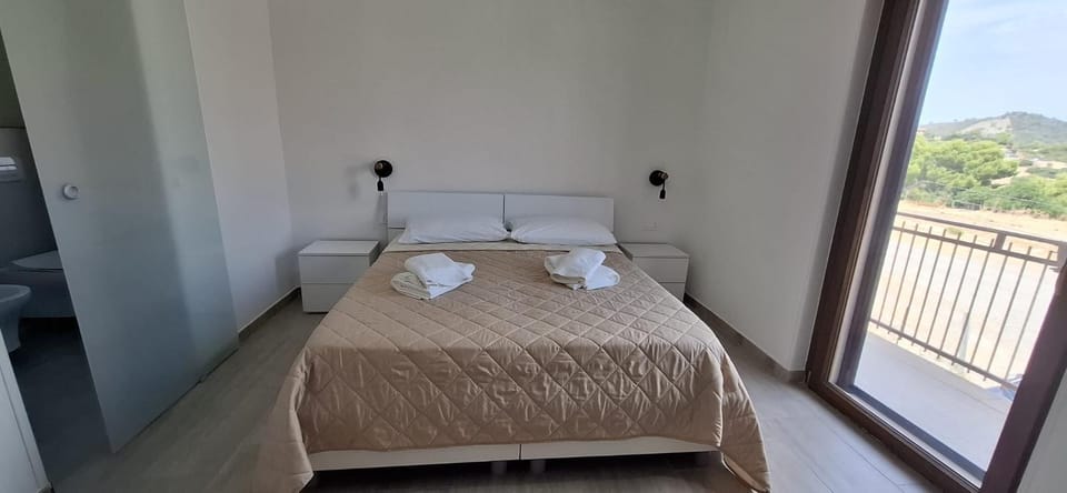 Bed, Natural landscape, View (from property/room), Balcony/Terrace, Photo of the whole room, Bedroom, Mountain view, towels