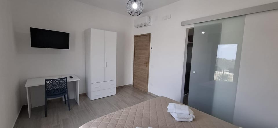 Bed, TV and multimedia, Photo of the whole room, Bedroom, towels, wardrobe, air conditioner