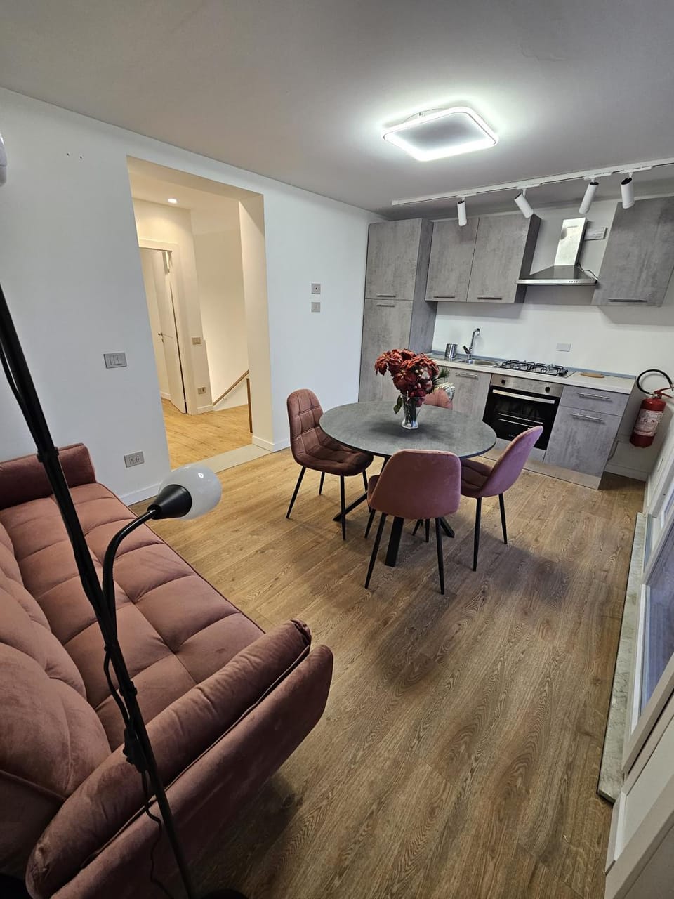Seating area, Dining area