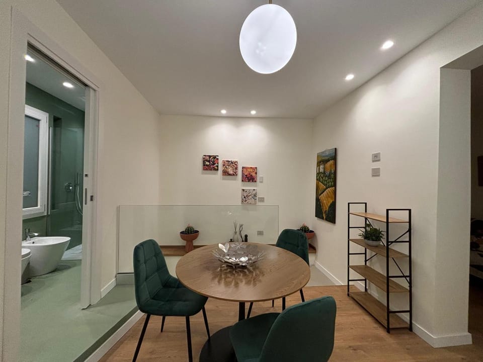 Photo of the whole room, Seating area