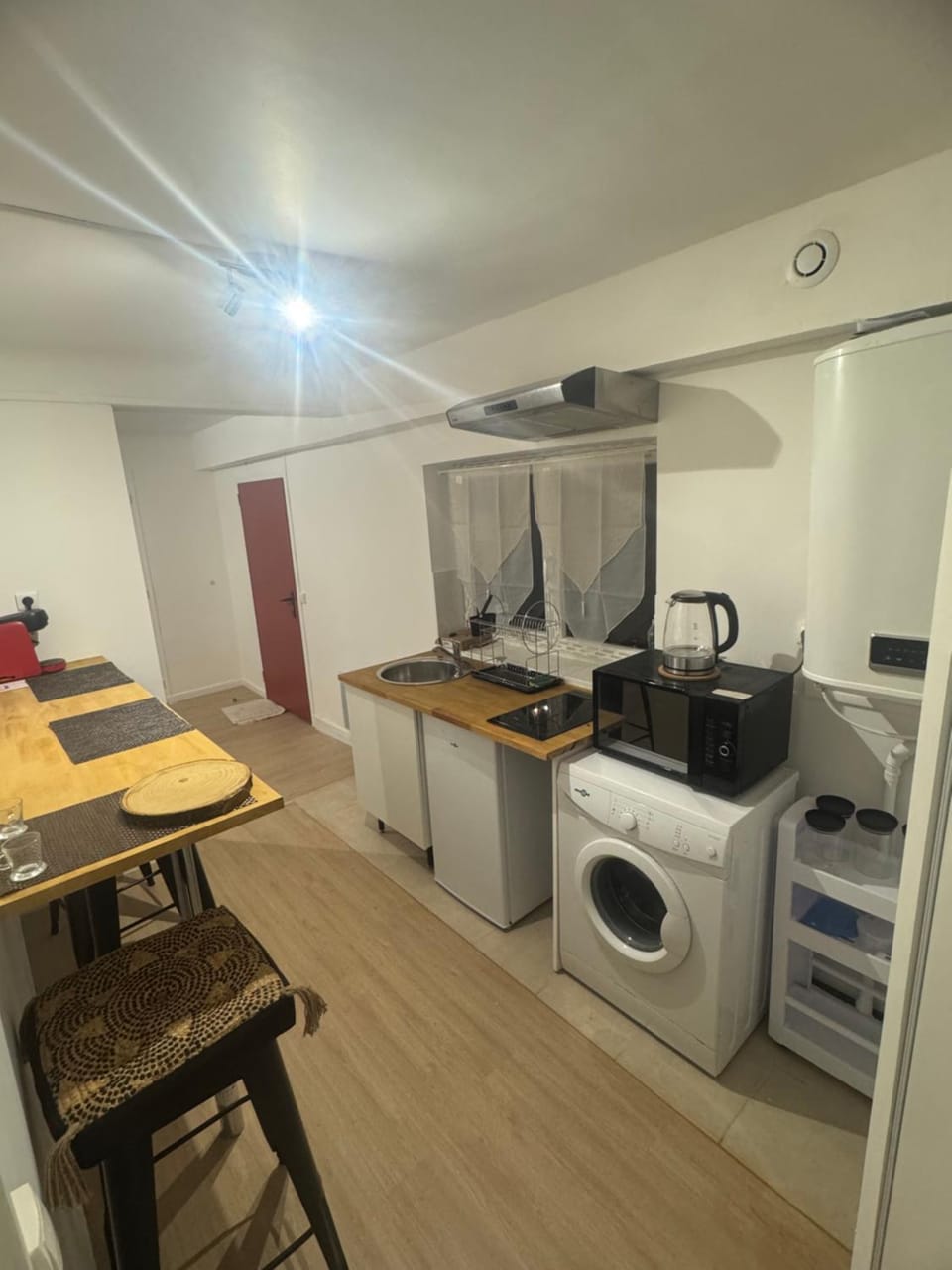 Kitchen or kitchenette, Dining area, minibar, stove, washing machine