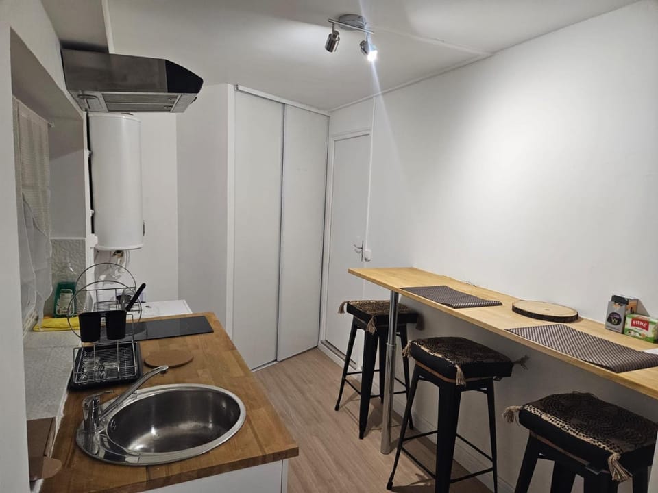 Kitchen or kitchenette, Dining area, minibar, stove