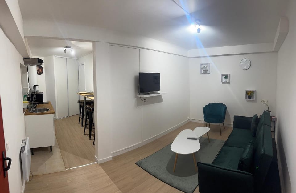 Communal lounge/ TV room, TV and multimedia, Kitchen or kitchenette, Living room, Seating area, Evening entertainment