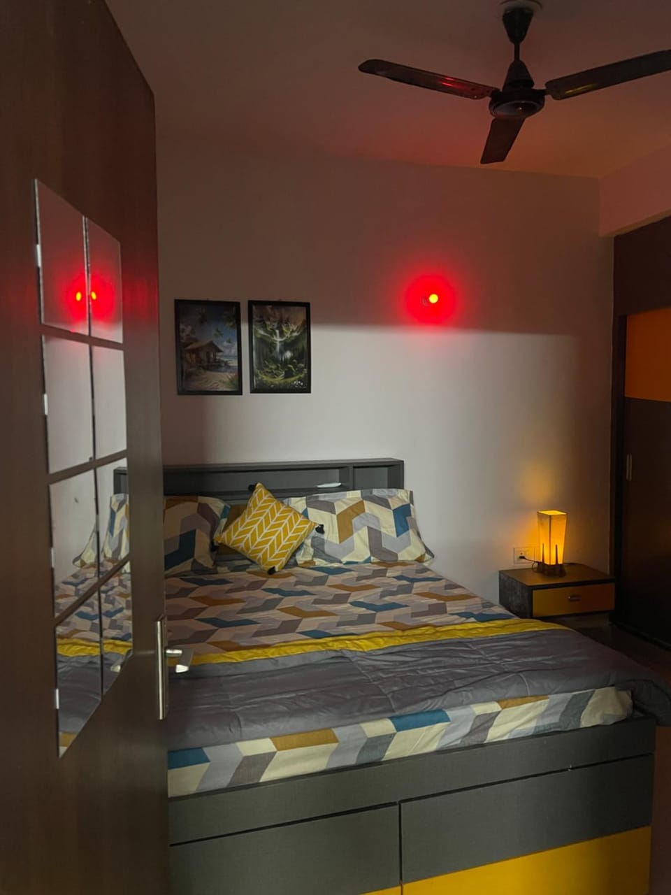 Yellow Butterflies-15 min from Noida sec 52 metro Apartment in Noida