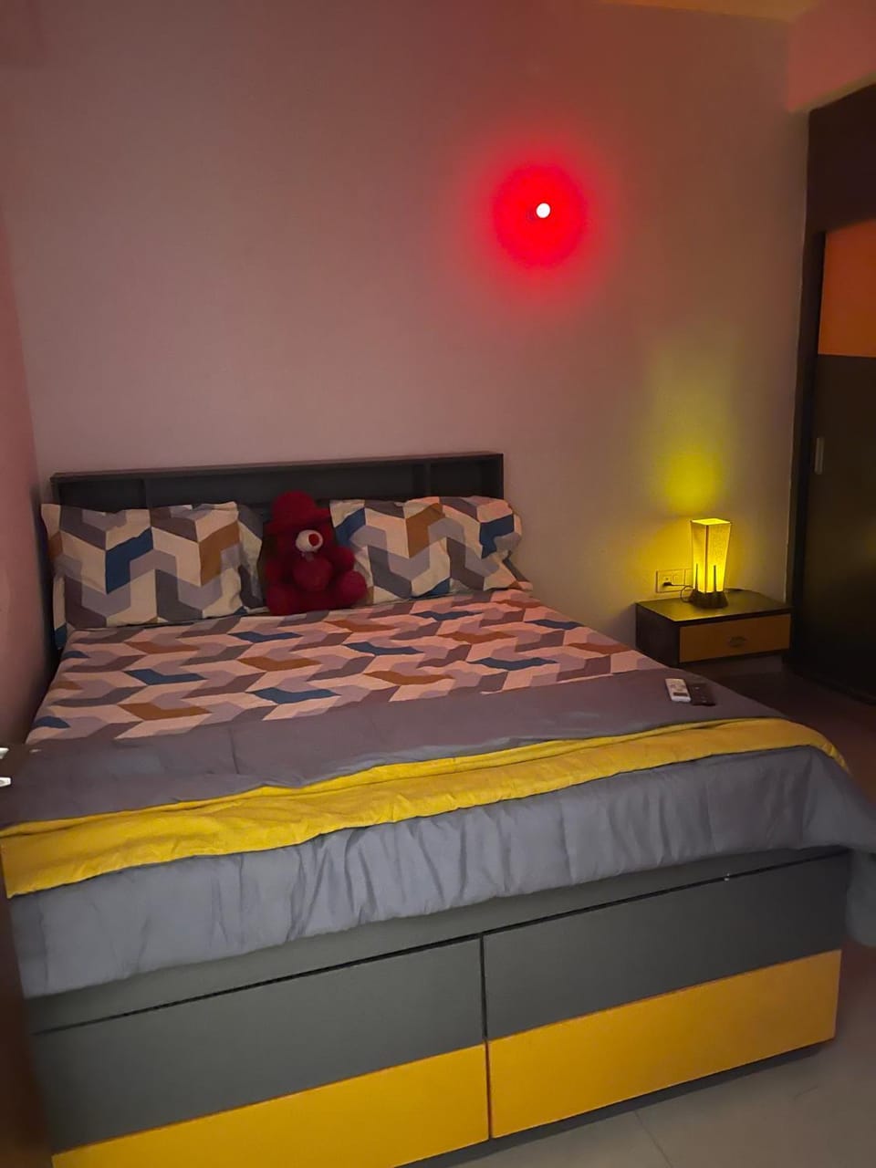 Yellow Butterflies-15 min from Noida sec 52 metro Apartment in Noida