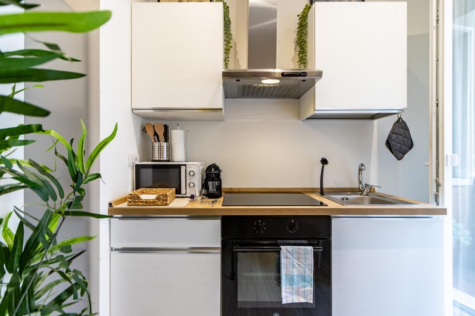 Coffee/tea facilities, Kitchen or kitchenette, oven, stove