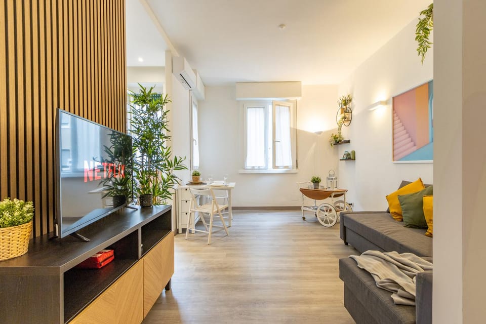 TV and multimedia, Living room, Seating area, Evening entertainment