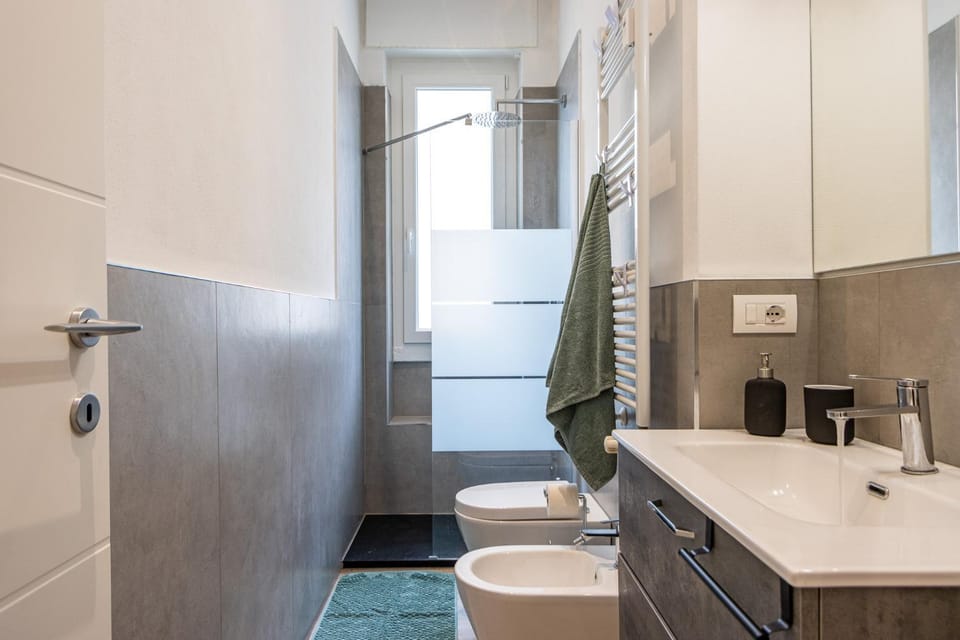 Shower, Toilet, Bathroom, bidet, towels