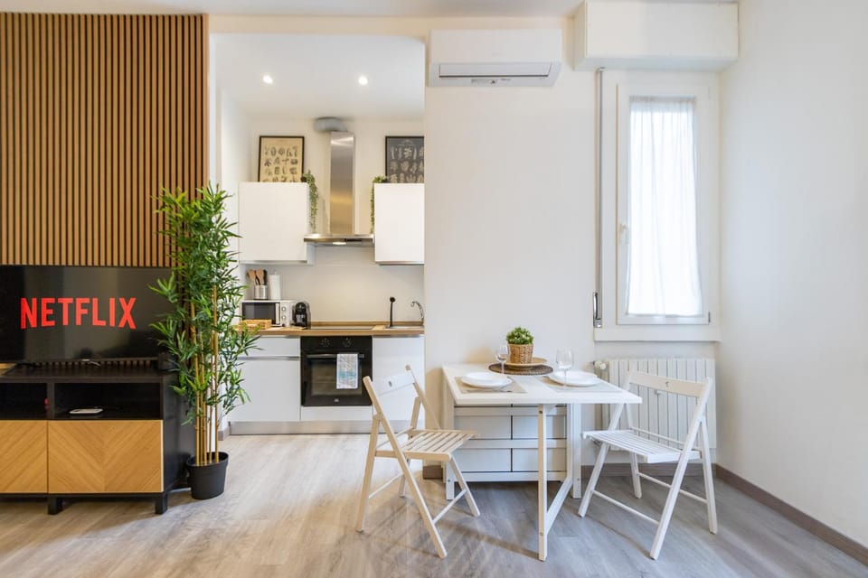 TV and multimedia, Kitchen or kitchenette, Living room, Seating area, Dining area, oven, stove