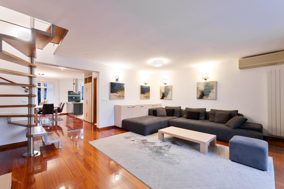 VELEBOS SUPERIOR APARTMENT - spacious luxury four-room apartment on 220 m2 - panoramic view of the sea and islands - prestigious location by the sea to the new city center of Žnjan - top amenities - free garage parking space Apartment in Split