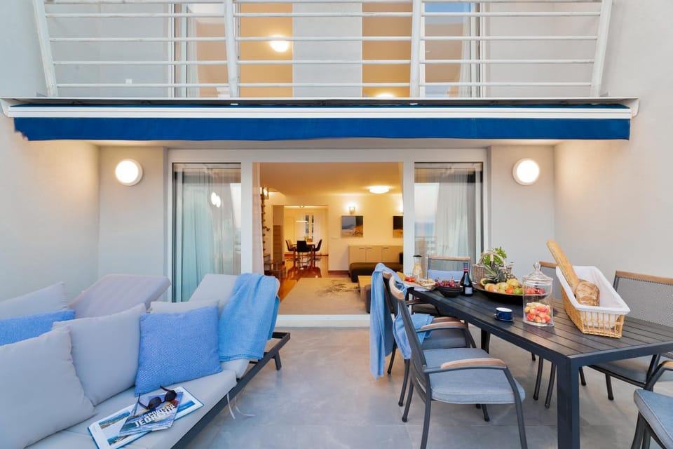 VELEBOS SUPERIOR APARTMENT - spacious luxury four-room apartment on 220 m2 - panoramic view of the sea and islands - prestigious location by the sea to the new city center of Žnjan - top amenities - free garage parking space Apartment in Split