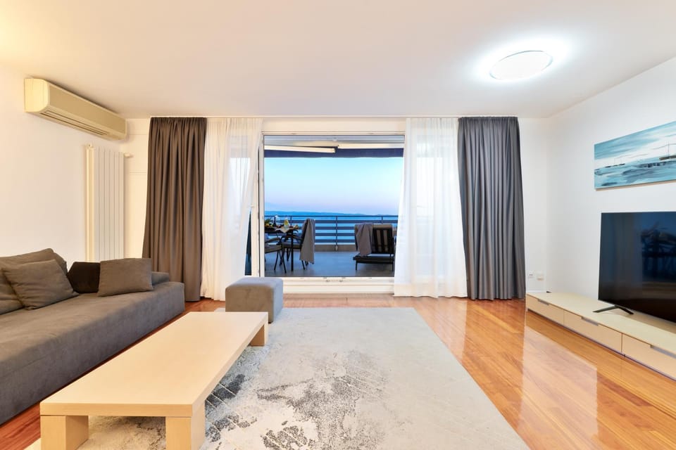 VELEBOS SUPERIOR APARTMENT - spacious luxury four-room apartment on 220 m2 - panoramic view of the sea and islands - prestigious location by the sea to the new city center of Žnjan - top amenities - free garage parking space Apartment in Split
