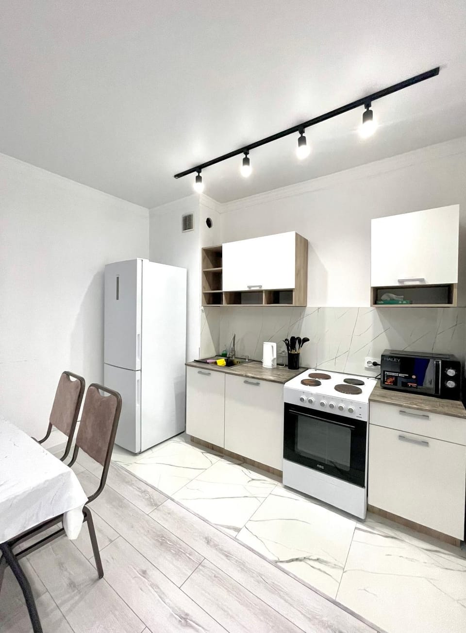 Kitchen or kitchenette, Dining area, oven, stove