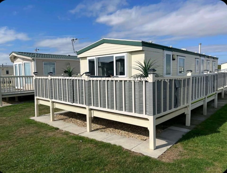K37 L&g caravan hire 8 berth millfields Lead person must be over 30 MAX 4 ADULTS House in Ingoldmells