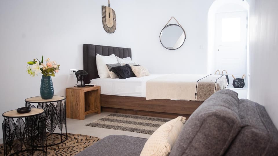 Bed, Photo of the whole room, Seating area, Bedroom