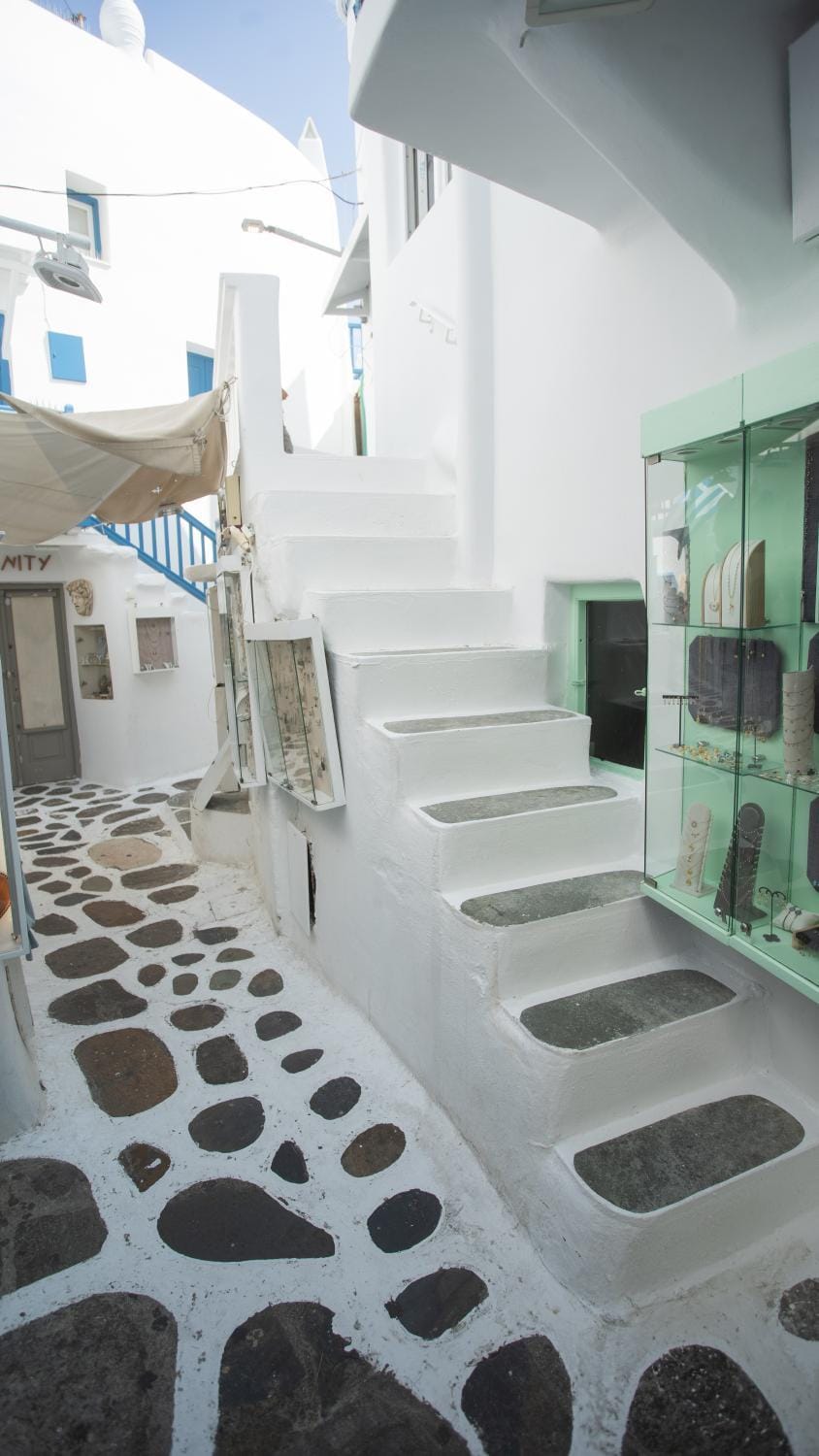 Property building, Day, Balcony/Terrace