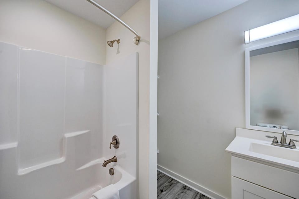 102 Queen ADA Suite, 1st Floor Low Tide Hotel in Surf City