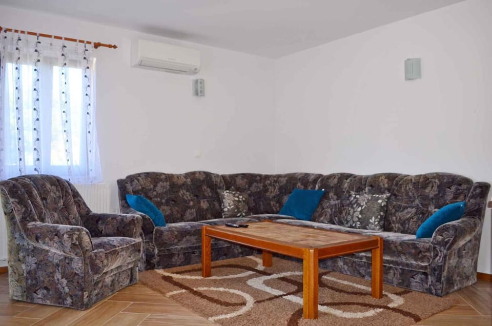 Living room, Seating area, air conditioner