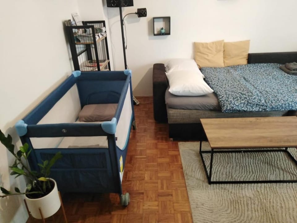 Bed, Living room, cot