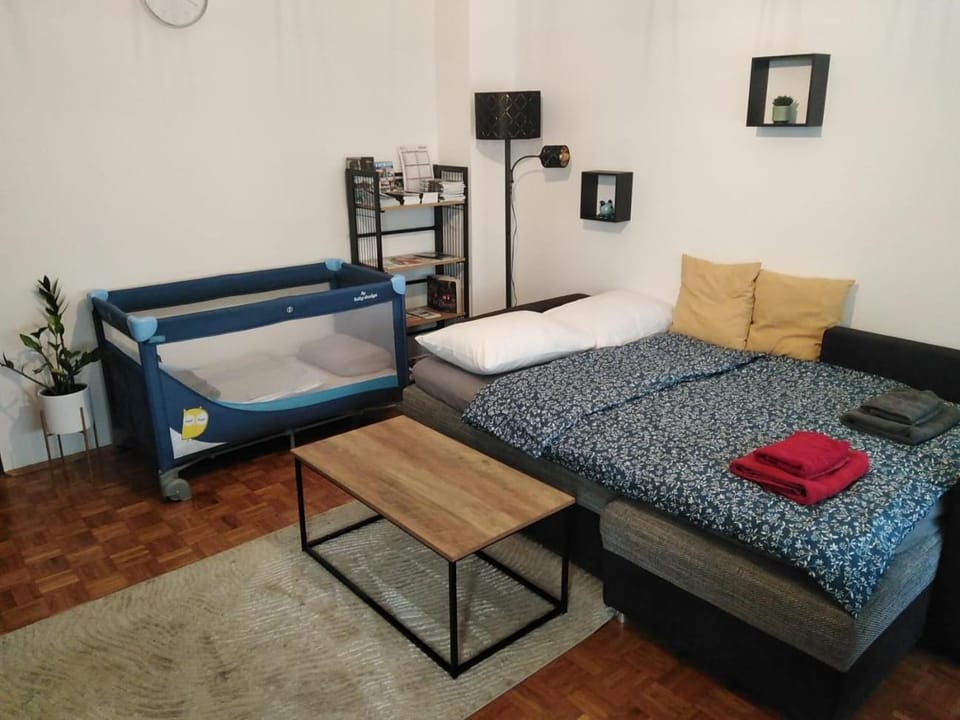 Bed, Living room, cot