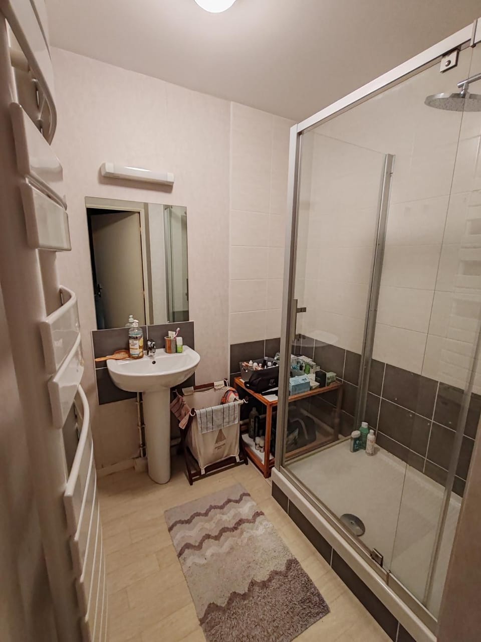 Shower, Bathroom, towels, Internal: Not applicable to any particular room