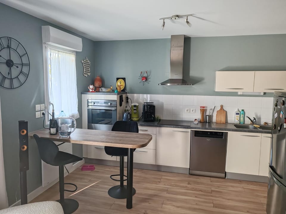 Coffee/tea facilities, Kitchen or kitchenette, Dining area, dishwasher, oven, stove, toaster
