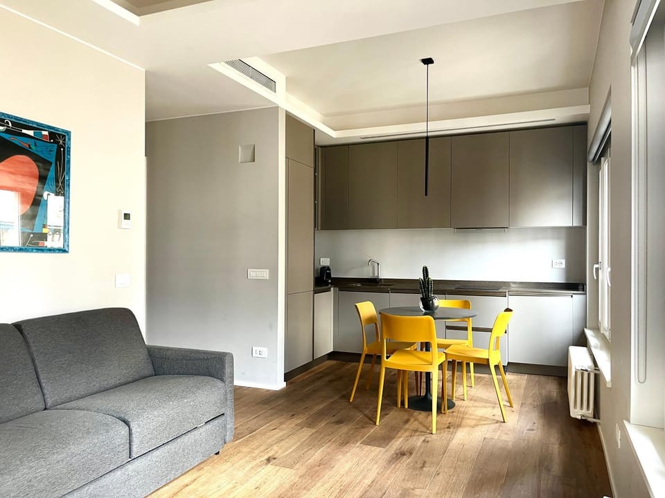 Kitchen or kitchenette, Living room, Seating area, Dining area