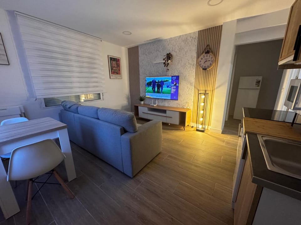 Communal lounge/ TV room, TV and multimedia, Dining area
