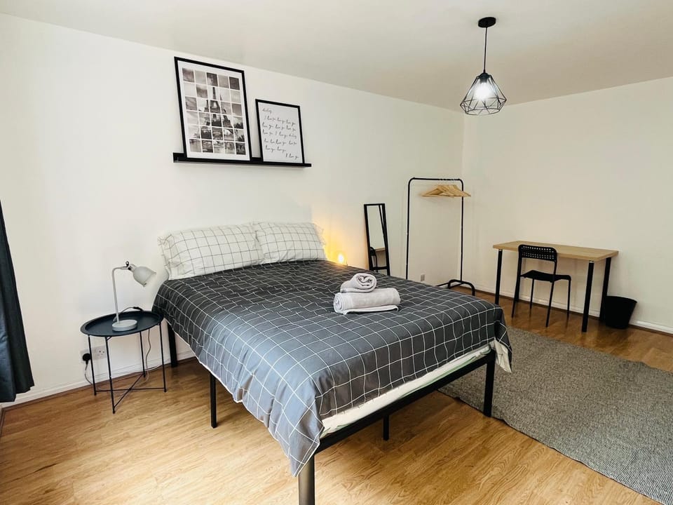 HAN 1 Double Room in 4 Bed Flatshare Vacation rental in London Borough of Hackney