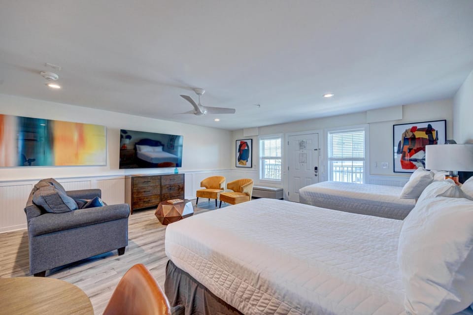 106 Queen Suite, 1st Floor Low Tide Hotel in Surf City