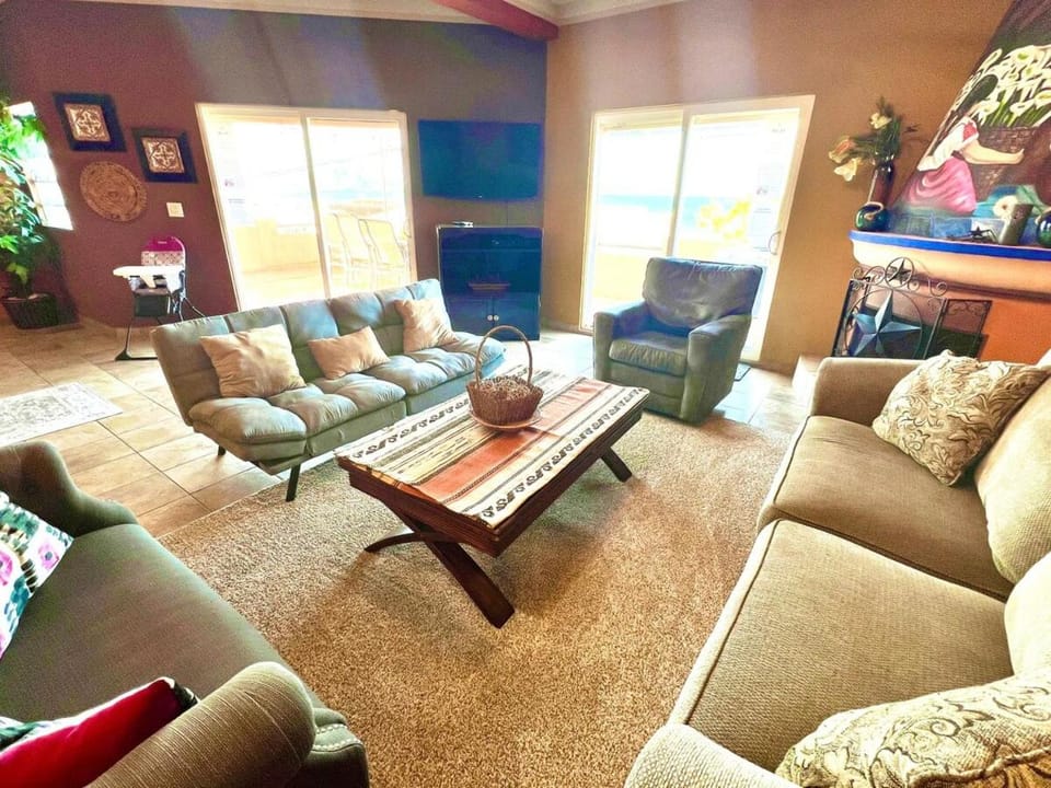 1 Min Walk to Beach - Sleeps 14 - AC - WiFi - Near Malecón Villa in San Felipe