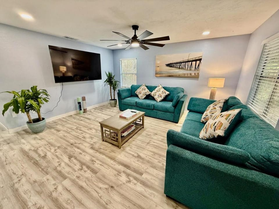 Heart of GNV with King beds Villa in Gainesville