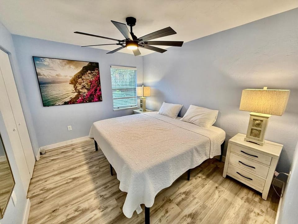 Heart of GNV with King beds Villa in Gainesville
