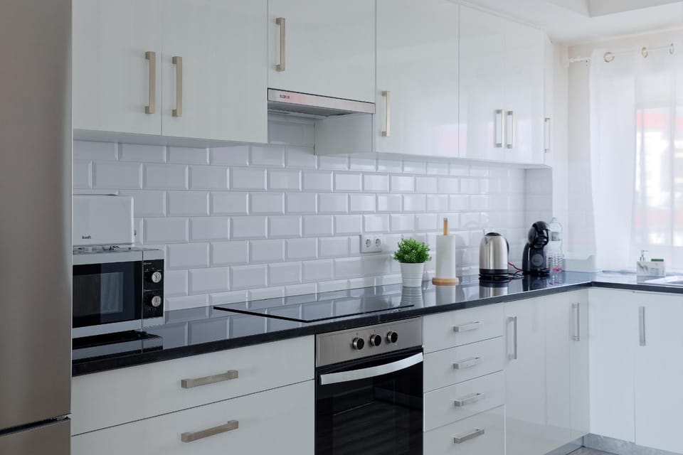 Coffee/tea facilities, Kitchen or kitchenette, dishwasher, stove, toaster