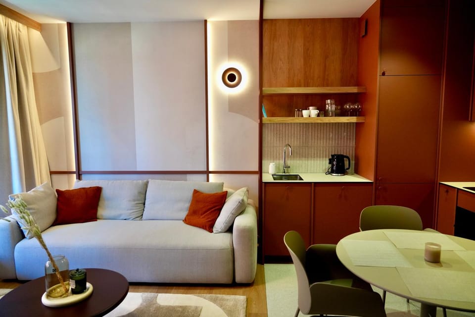 Coffee/tea facilities, Kitchen or kitchenette, Living room, Seating area, Dining area