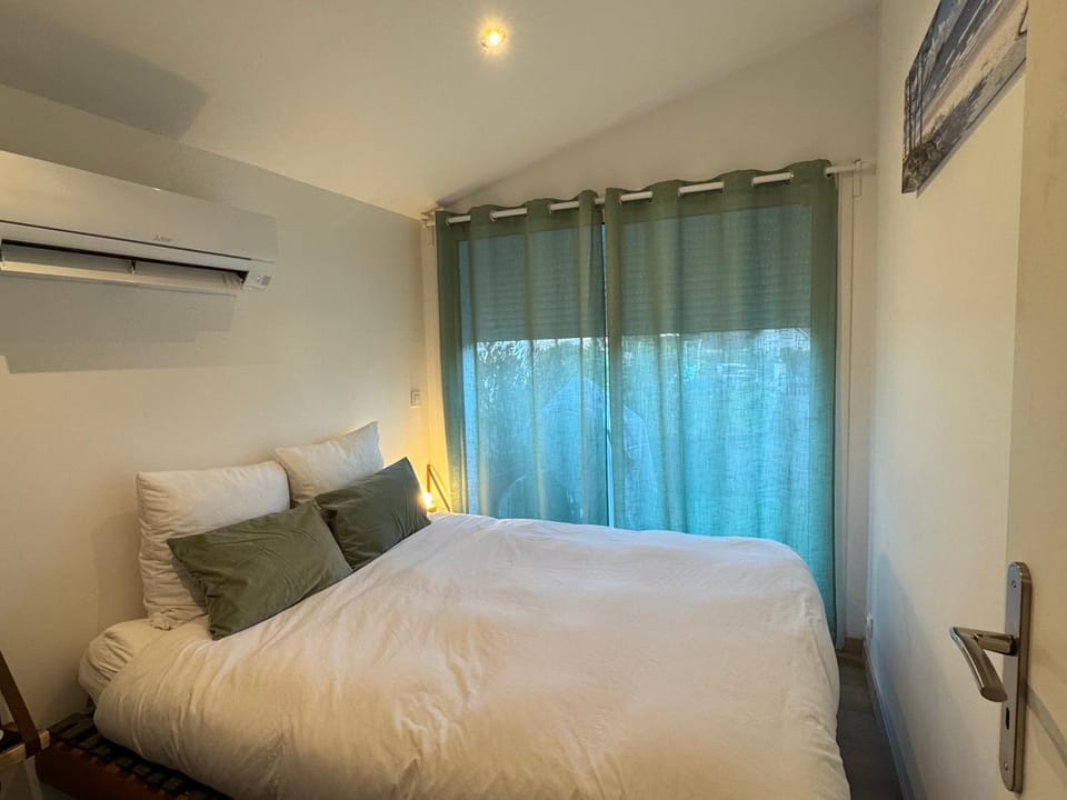 Bed, Photo of the whole room, Bedroom, air conditioner
