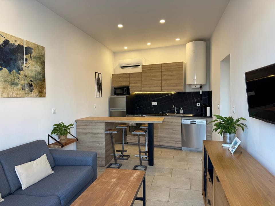 TV and multimedia, Kitchen or kitchenette, Living room, Seating area, Dining area, oven, pet friendly, stove