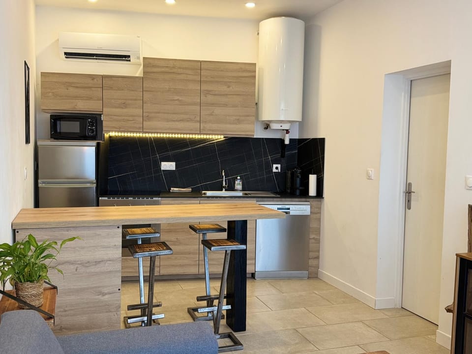 Kitchen or kitchenette, Dining area, oven