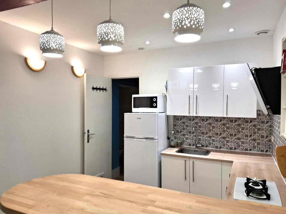 Kitchen or kitchenette