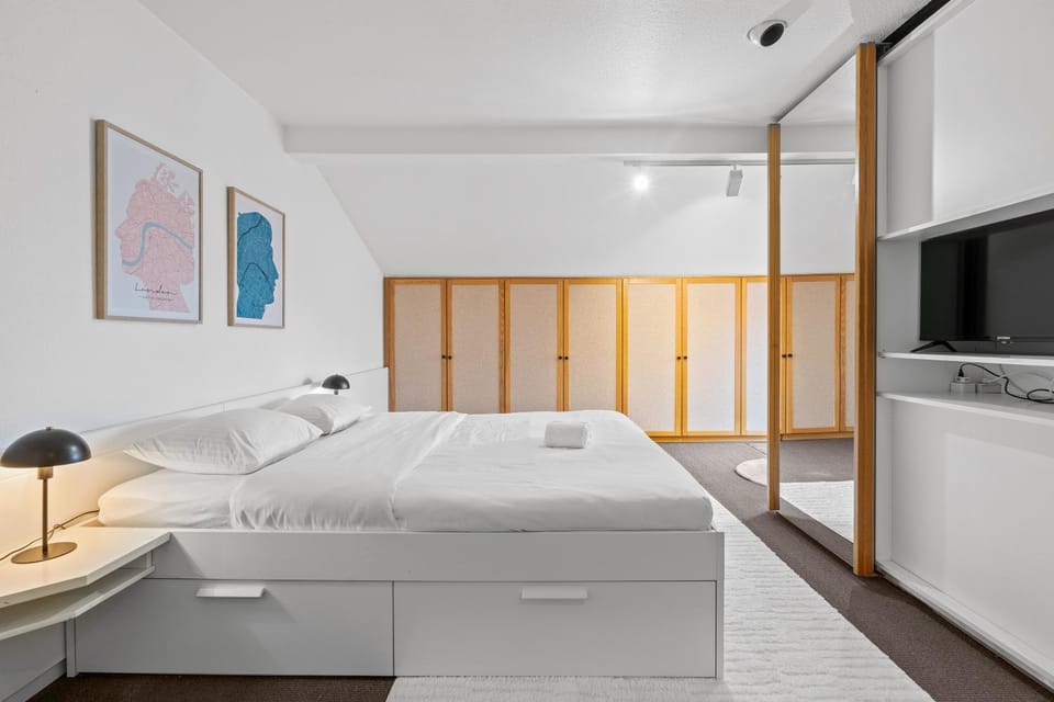 Bed, TV and multimedia, Photo of the whole room, Bedroom