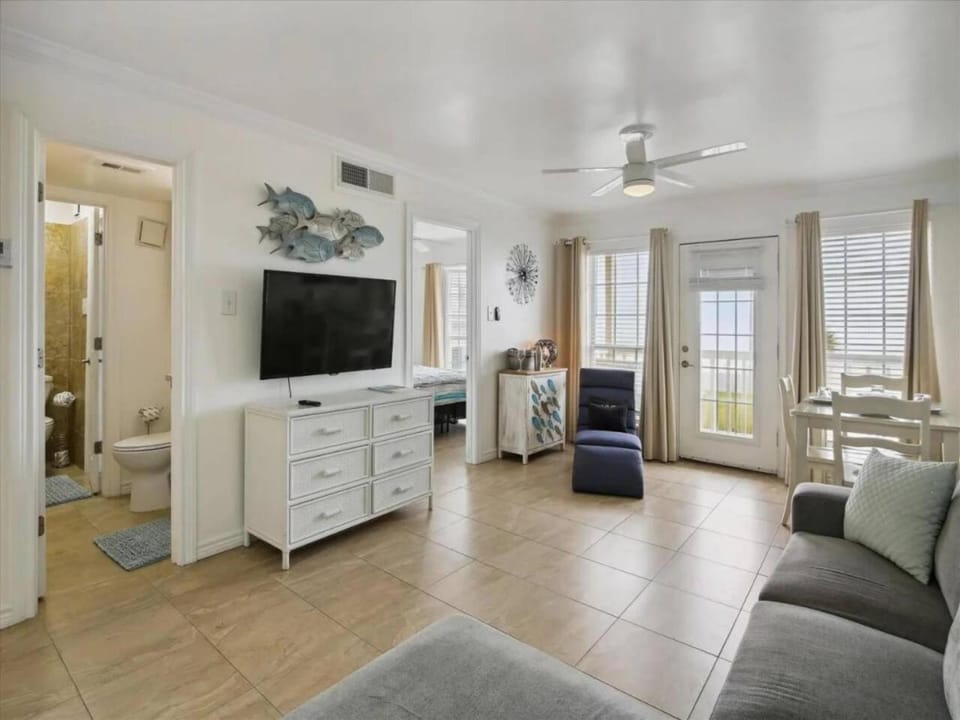 Ocean Front Condo - 3 Bdrms - Hot Tubs - 2 Pools - Gym - Tennis ct - Shoreline Stays 2203 Apartment in Galveston Island