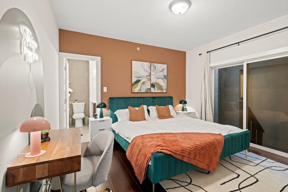 Bed, TV and multimedia, Living room, Photo of the whole room, Seating area, Bedroom