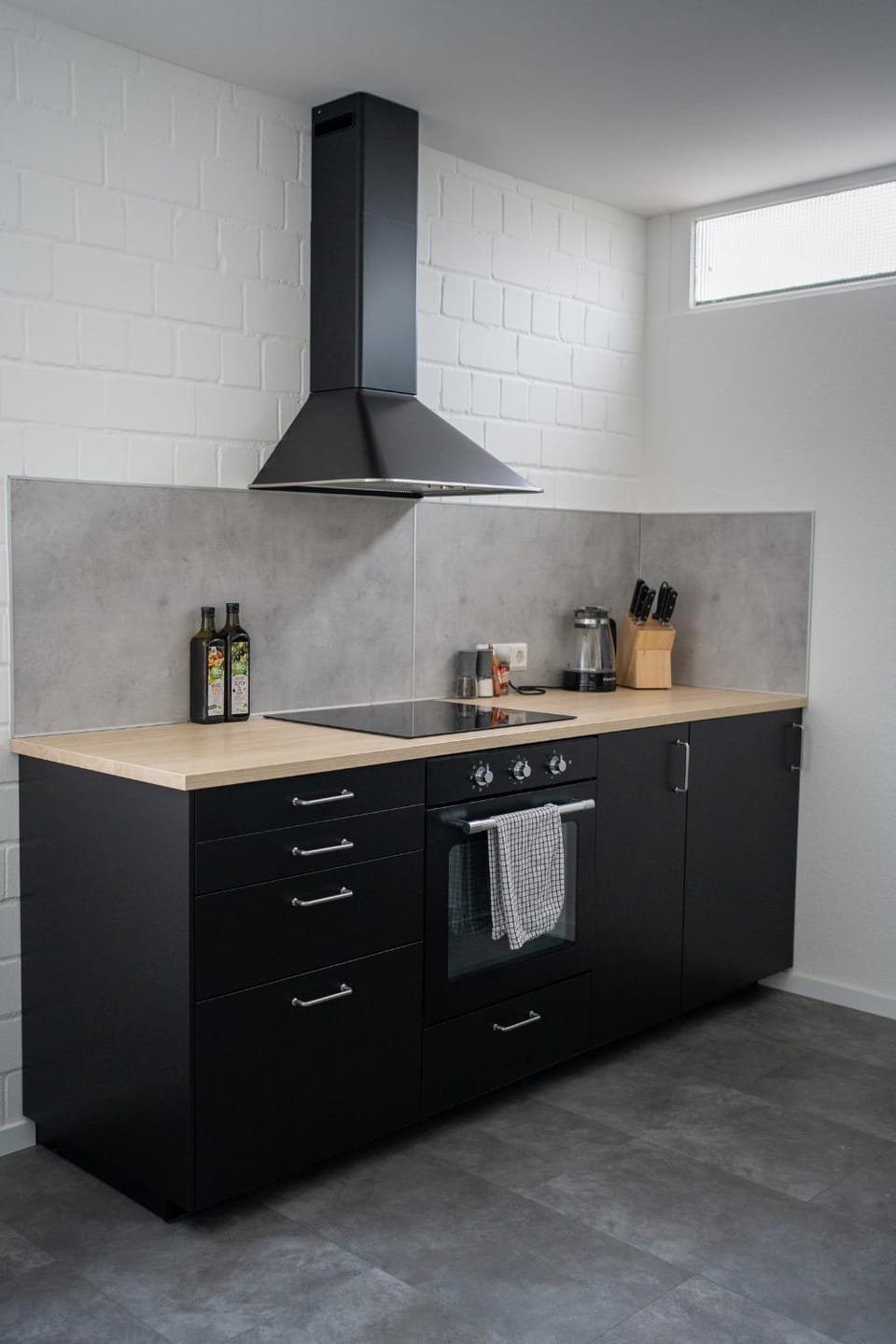 Coffee/tea facilities, Kitchen or kitchenette, stove, toaster