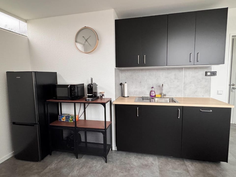 Coffee/tea facilities, Kitchen or kitchenette, oven, stove